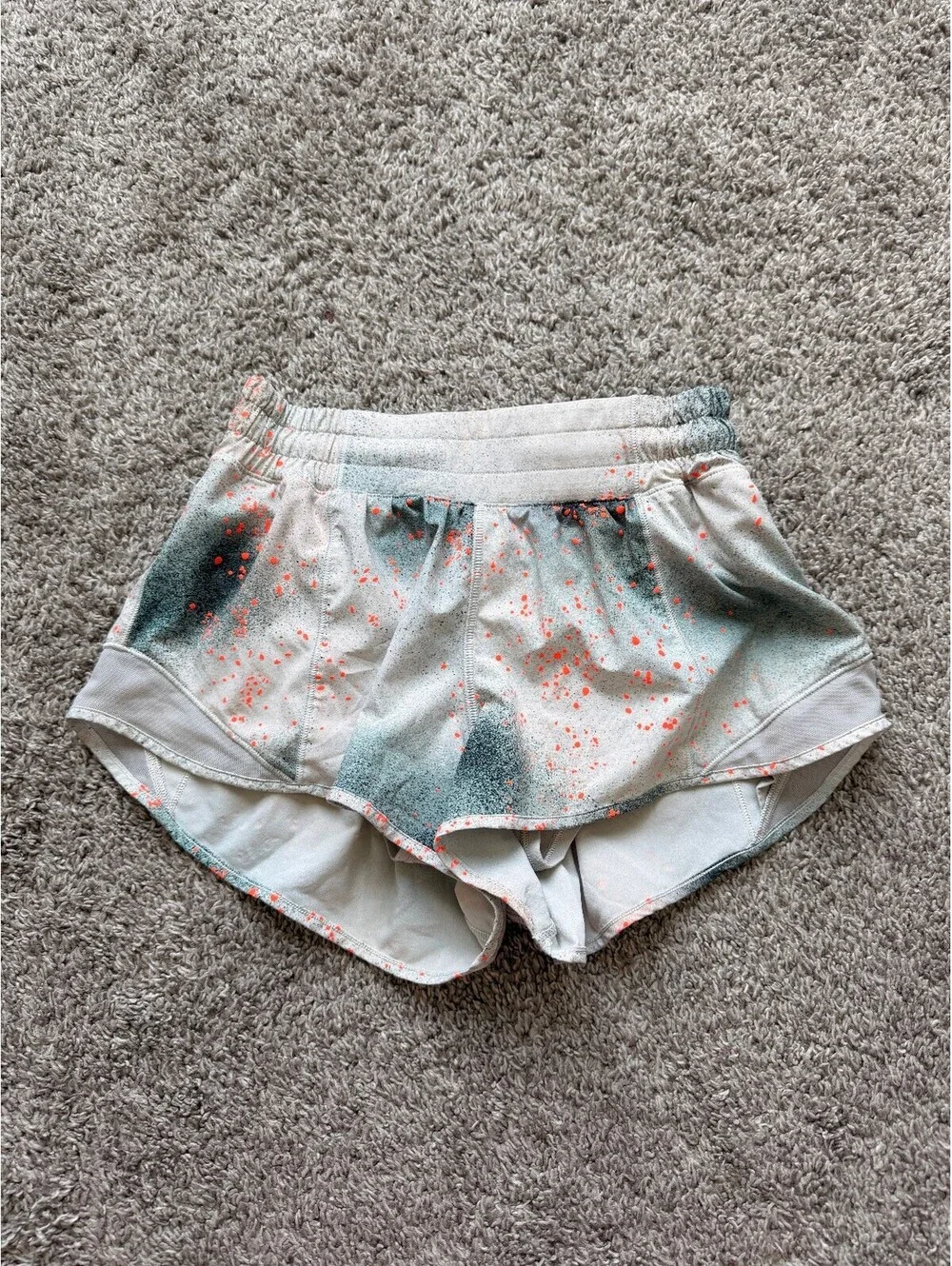 Lululemon Size 4 Hotty Hot Low-Rise Short 2.5”